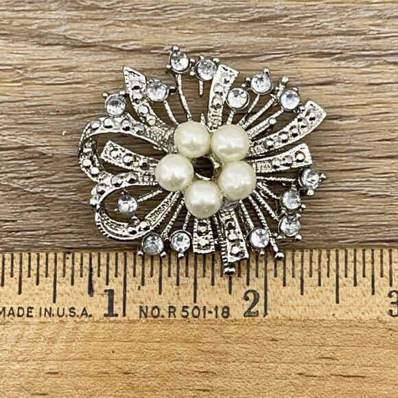Women Pearl Flower Crystal Scarf Lapel Brooch Pins Costume Brooches Silver Alloy - Picture 3 of 5